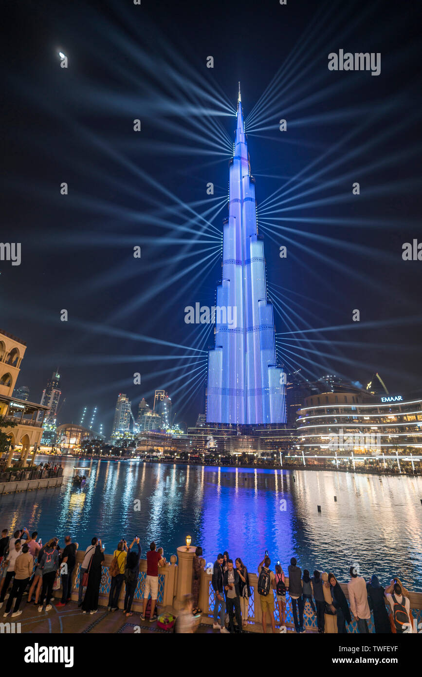 Menschenmassen, Telefone, die beeindruckende Lichtshow des Burj Khalifa in Dubai zu erfassen. Stockfoto