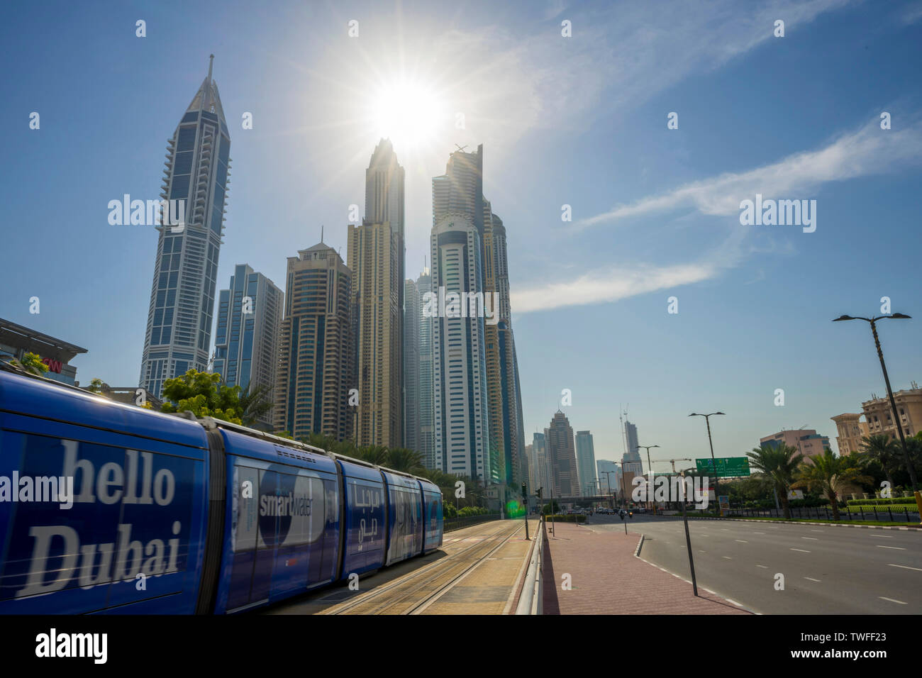 Die Worte hallo Dubai vorbei eilen mit der Straßenbahn in Richtung Dubai Marina. Stockfoto