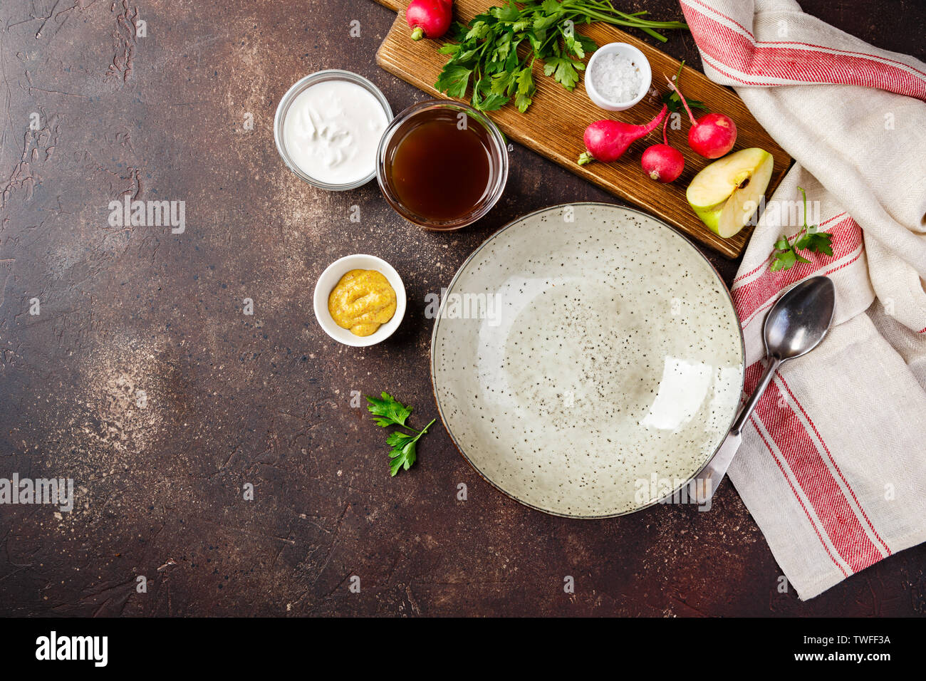 Serviert leeren Teller für Sommer Suppe Okroshka mit Radieschen, Petersilie, saure Sahne, Senf, Salz und kwass. Platz für Text. Stockfoto