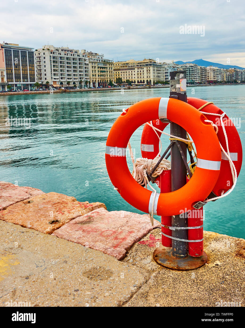 Rettungsringe am Wharf in Thessaloniki und Nikis Avenue im Hintergrund. Griechenland Stockfoto