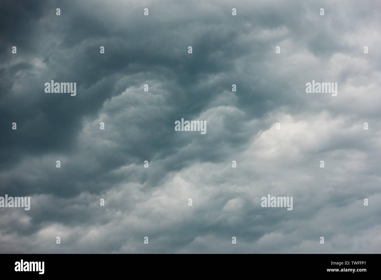 Dramatische Himmel - Dunkelgrau schwere Wolken, können als Hintergrund verwendet werden Stockfoto