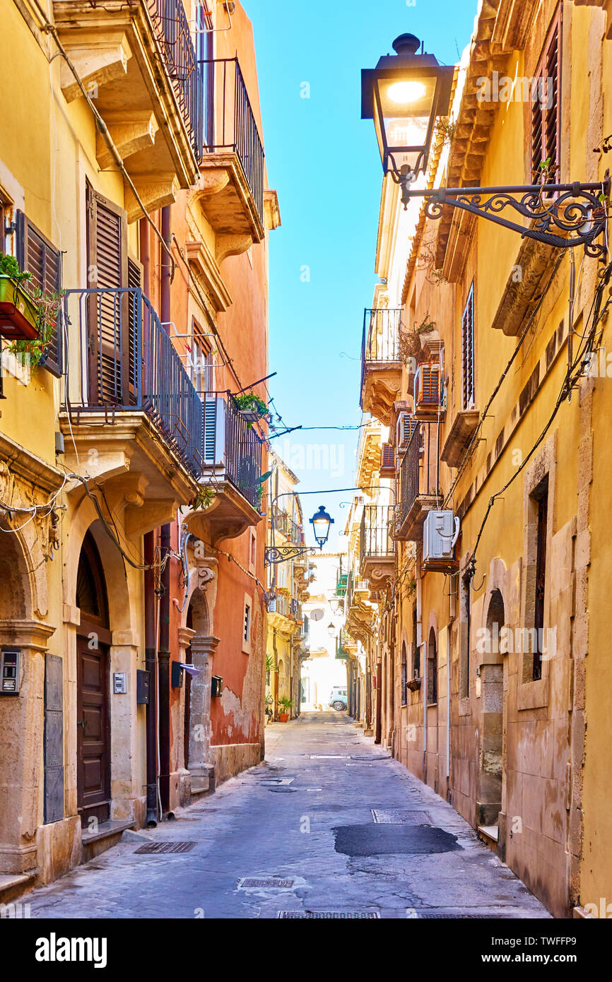 Alte Straße in der Altstadt von Syrakus auf Sizilien, Italien Stockfoto