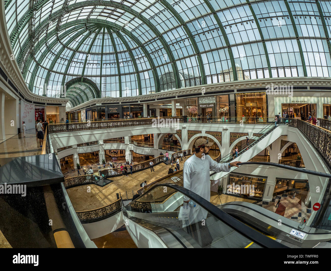 Käufer Pass durch die elegante Mall of the Emirates in Dubai. Stockfoto