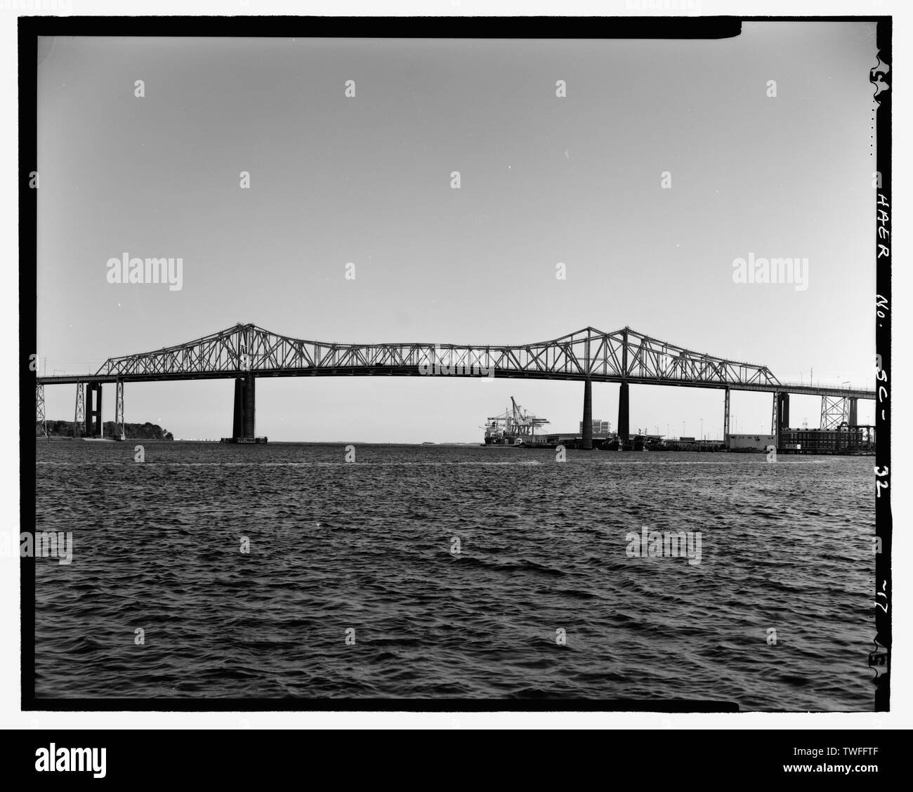 Planare BLICK AUF DEN NORDEN DER STADT CREEK SPAN, SÜDLICH VON WASSER - Grace Memorial Bridge, U.S. Highway 17 spanning Cooper River und die Stadt Creek, Charleston, Charleston County, SC; Waddell und Hardesty; Mc Clintic-Marshall; die Stiftung Unternehmen; Virginia Brücke und Iron Company; C.E. Hillyer Firma; Südcarolina Verkehrsministerium; Allen, Charles R; Barkerding, Harry; die Gnade, John P; Sullivan, J Frank; Cooper River Bridge, Inc.; US-Krieg Abteilung; S.M. Byllesby und Unternehmen; Shinners, J J; Pohl, W, H; Allen, Charles K; Insel der Palmen, Inc.; Hardaway Contracting-unternehmen; Meer Pin Stockfoto