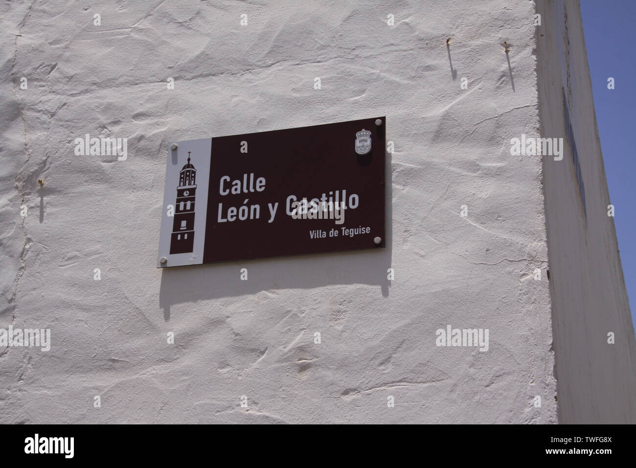 TEGUISE, LANZAROTE - juin 2013 3. 2019: In der Nähe der alten Straße Zeichen auf weiße Wand Stockfoto