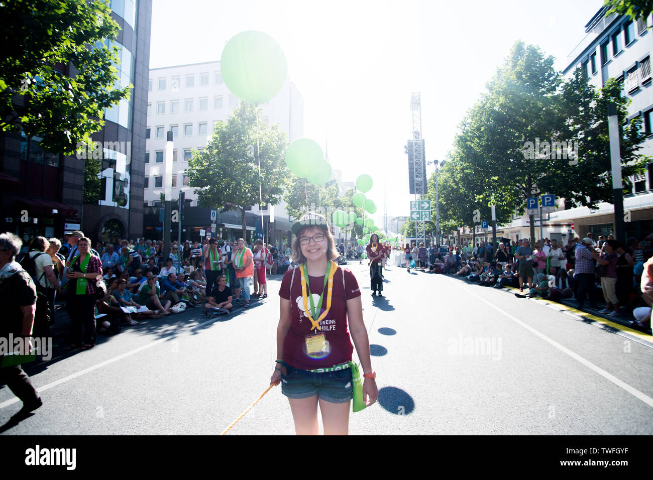 Dortmund, Deutschland. Juni, 2019 19. Junge Helfer tragen ein Seil mit Luftballons als Zeichen des Kreuzes aus den vier Himmelsrichtungen, Funktion, Allgemein, randmotiv, Eröffnung am Ostentor in Dortmund, Deutschland am 19.6.2019. Deutschen Evangelischen Kirchentag, Dortmund, 19.6. - 23.06.2019, | Verwendung der weltweiten Kredit: dpa/Alamy leben Nachrichten Stockfoto