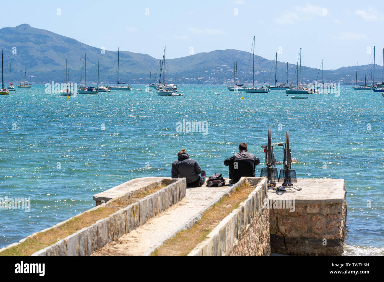MALLORCA, SPANIEN - 6. Mai 2019: Port de Pollenca (Puerto Pollensa), einem beliebten Family Resort im Nordwesten von Mallorca. Spanien Stockfoto