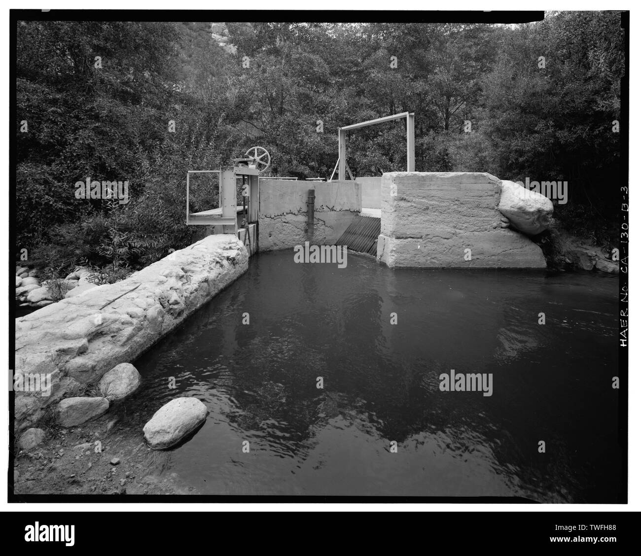 POOL, DAM, UND EINLASS ZUR PIPELINE, DIE ZU FISCH, Blick nach Westen und Nordwesten. - Santa Ana River hydroelektrischen Systems, Bear Creek Ablenkungverdammung und Confluence Pool, Redlands, San Bernardino County, CA Stockfoto