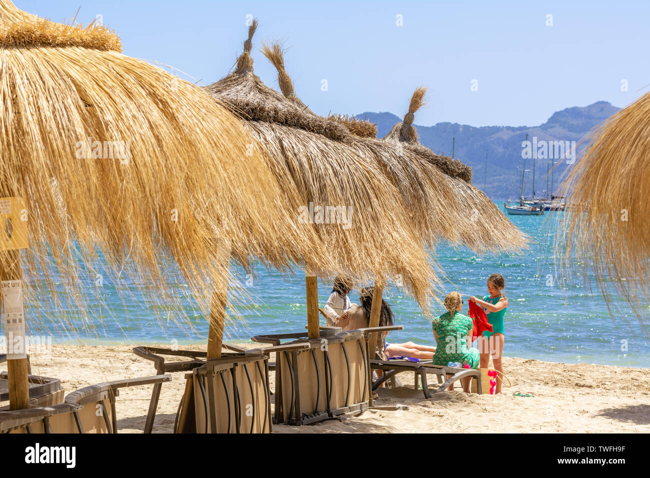 MALLORCA, SPANIEN - 6. Mai 2019: Port de Pollenca (Puerto Pollensa), einem beliebten Family Resort im Nordwesten von Mallorca. Spanien Stockfoto