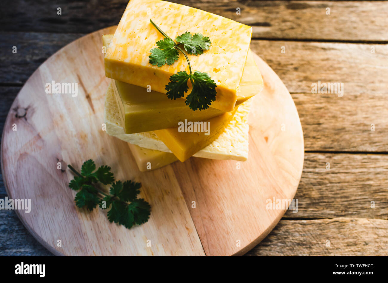 Auswahl an Käse auf dem alten rustikalen Tisch. Stockfoto