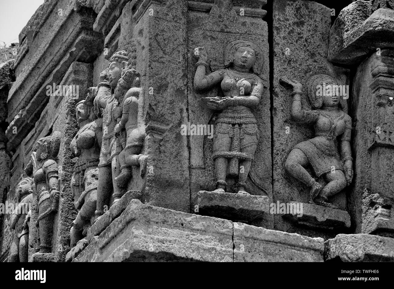 Geschnitzte götzen an der Außenwand eines Tempels, in der Nähe von Palasdev Tempel, Ujani Dam, Maharashtra, Indien Stockfoto