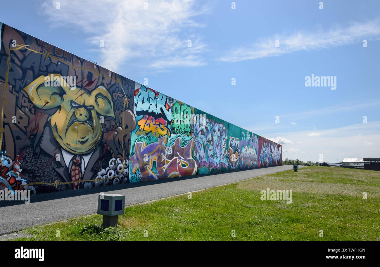 Graffiti an der Wand in einer wunderschönen Landschaft Stockfoto