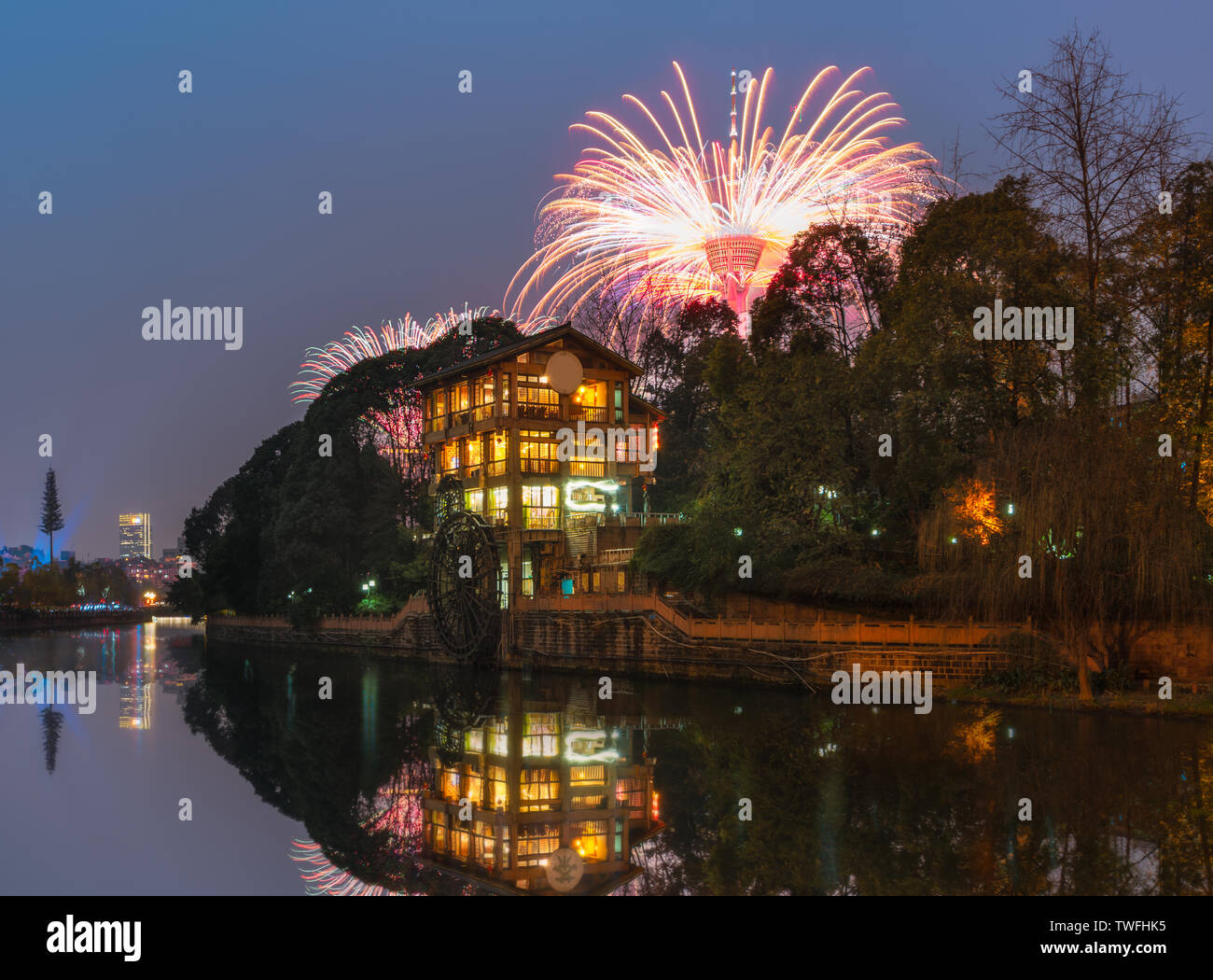 Tianfu Panda Turm Feuerwerk am Rande der Funan River in Chengdu Stockfoto