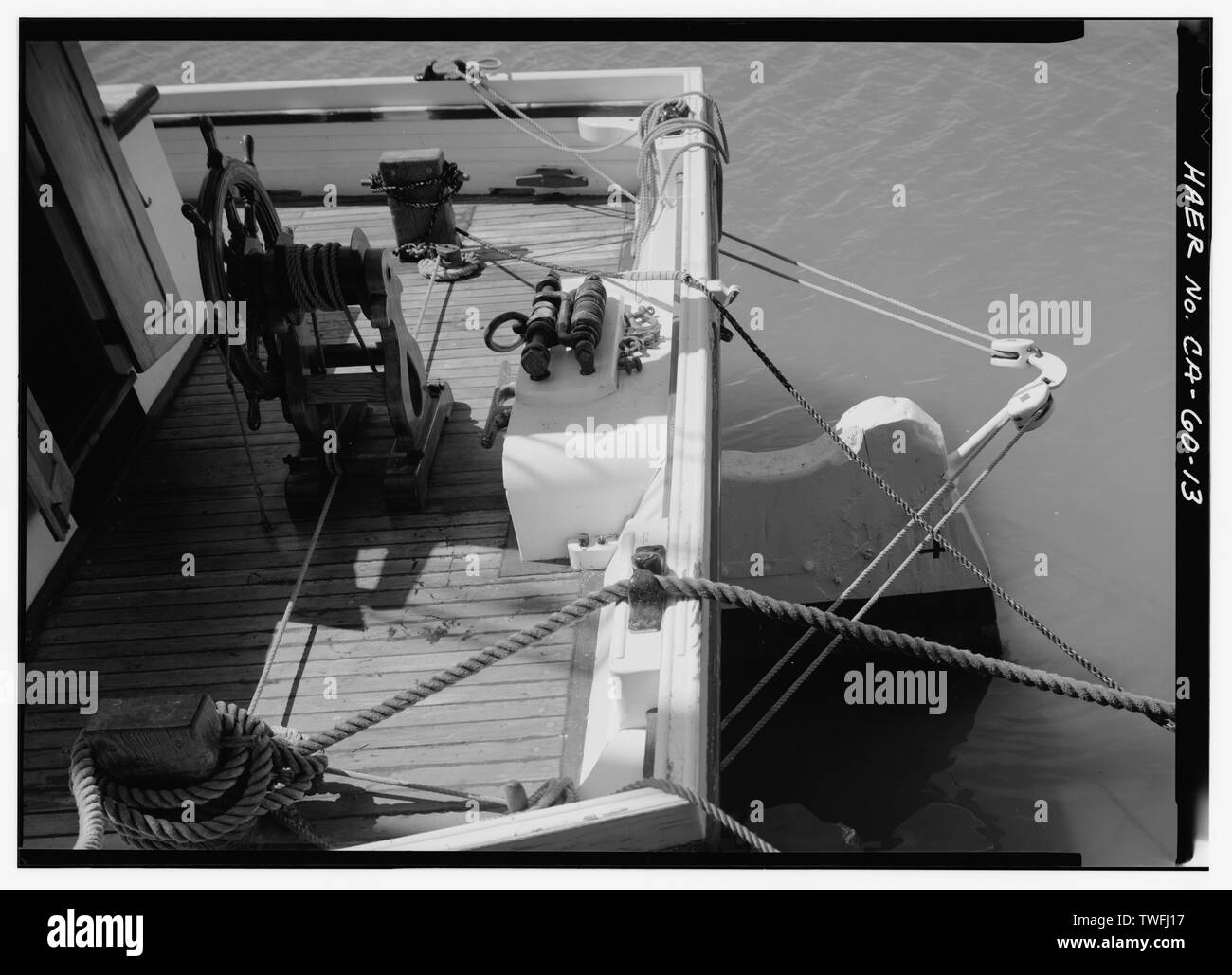 PORT PROFIL ANZEIGEN DER STALLTÜR RUDER, KAHN SCHONER, Alma. Hinweis RIGGING, MIT DEM LENKRAD FÜR DIE ANZEIGE ÜBER HAY STACKS - Kahn Schoner, ALMA, Hyde Street Pier, San Francisco, San Francisco County, CA ANGEHOBEN WERDEN Stockfoto