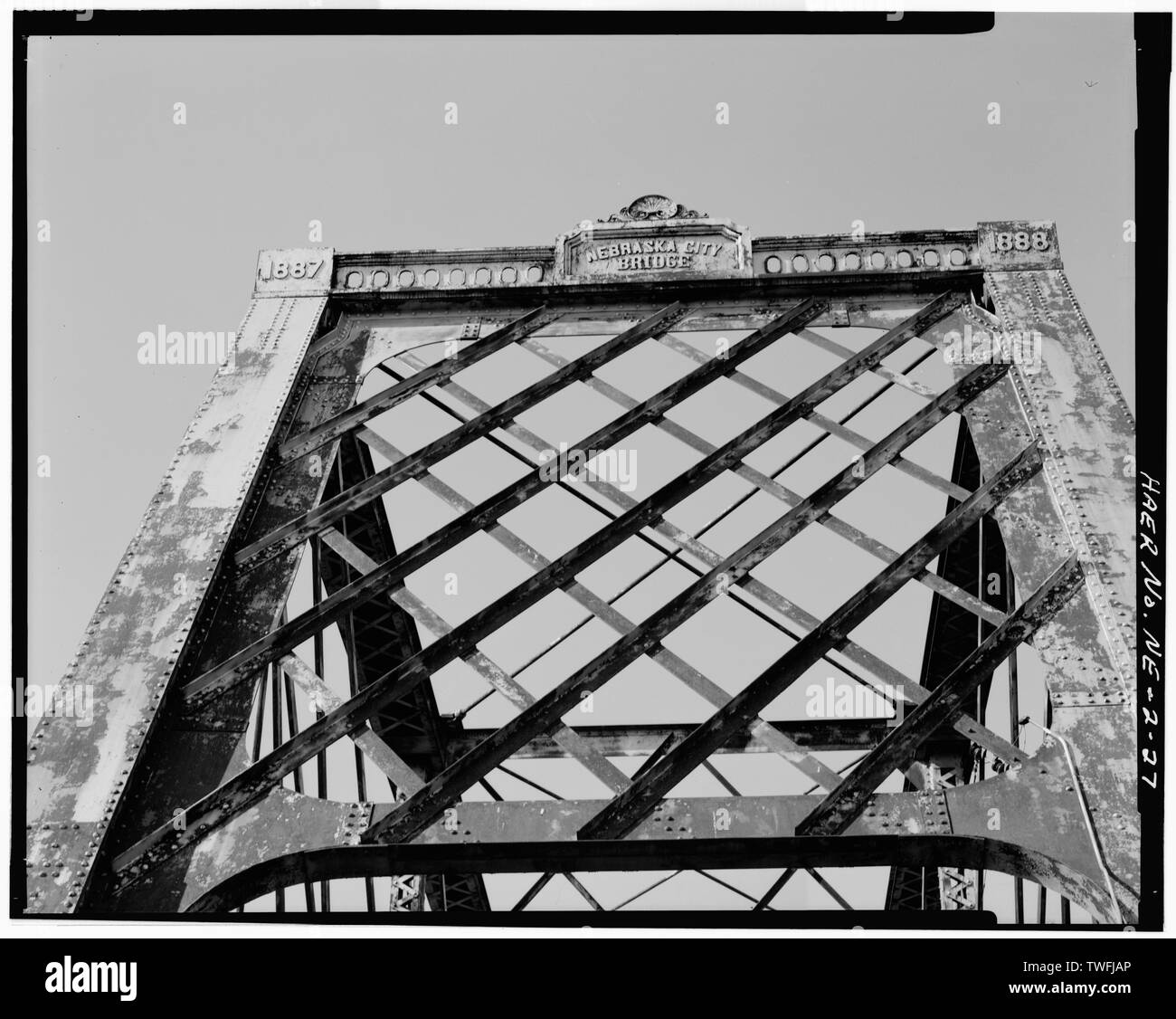 PORTAL ERFRISCHENDES DETAIL DURCH TRUSS, MIT NAMEN UND DATUM PLATTEN; ANSICHT NORDOSTEN - Nebraska City Brücke, Spanning Missouri River in der Nähe von Highway 2 zwischen Nebraska und Iowa, Nebraska City, Otoe County, NE Stockfoto