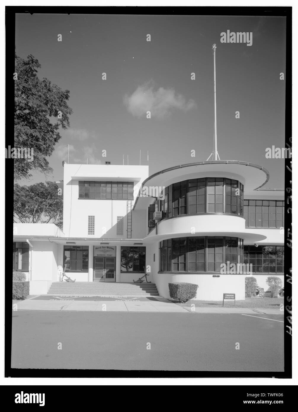 Teil der Fassade, BLICK RICHTUNG OSTEN - Südosten (mit Skala Stick). - Naval Air Station Friseure, Administrative Bürogebäude, Lexington Avenue North von Midway Street, Ewa, Honolulu County, HI Stockfoto