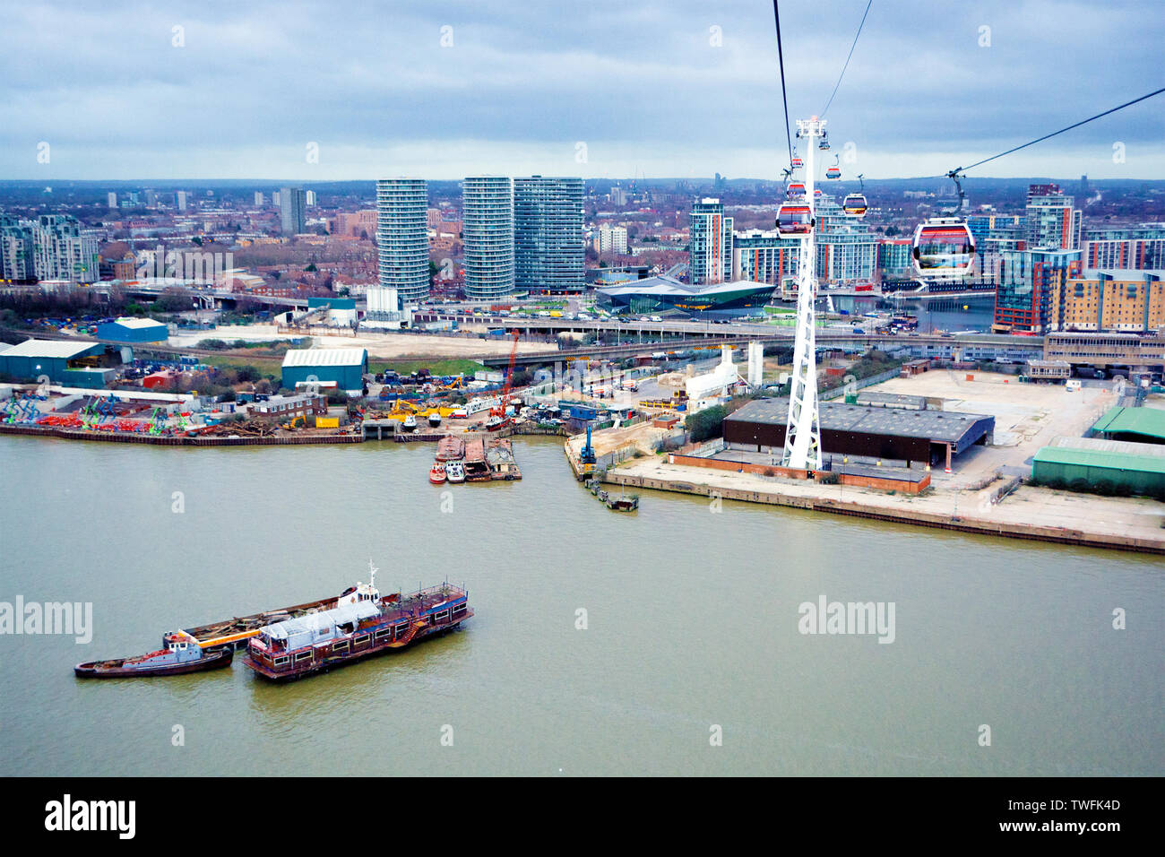 Stadtbild mit der Emirates Seilbahn, London, England, Vereinigtes Königreich Stockfoto
