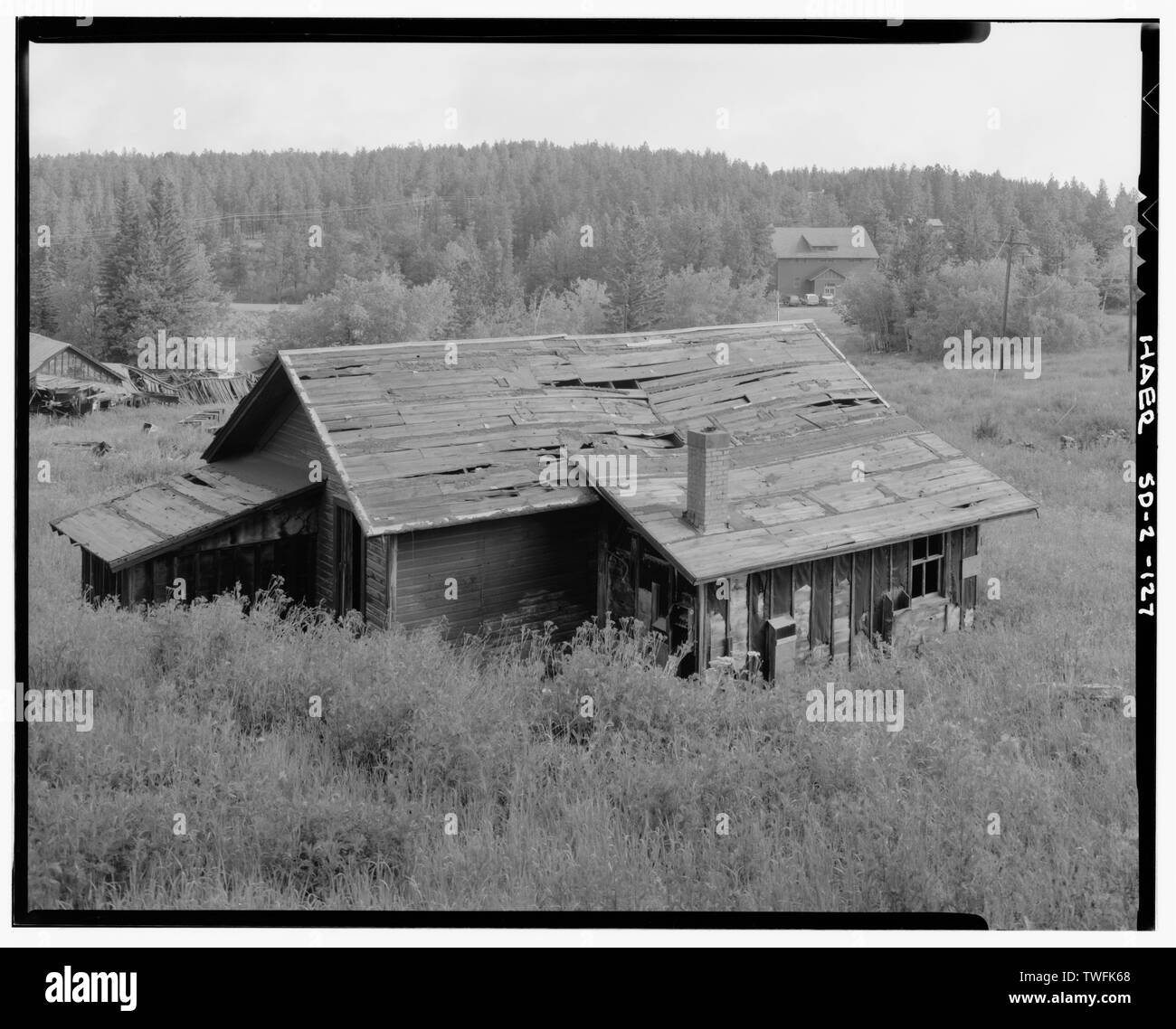 PORTLAND HOISTHOUSE aus Süden. Schulhaus oberhalb und rechts, POWERHOUSE UND STRASSENBAHN SNOWSHED NACH LINKS. - Kahlen Berg Gold Mill, Nevada Gulch am Kopf des Unteren False Creek, Blei, Lawrence County, SD; Trojan Mining Company; Bald Mountain Mining Company; American Eagle Mining Company; Eve, David, Historiker Stockfoto