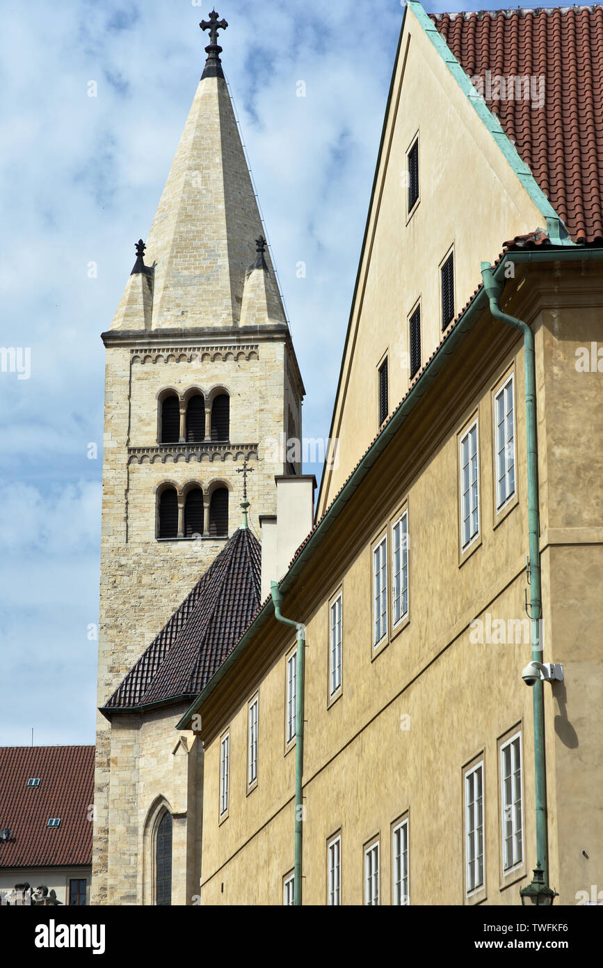 Blick auf Turm von St. George's Basilika in der Prager Burg, Prag, Tschechische Republik Stockfoto