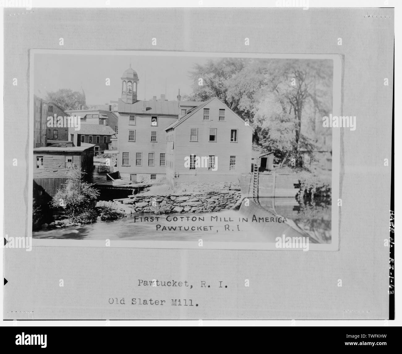 Postkarte. "Erste BAUMWOLLSPINNEREI IN AMERIKA, Pawtucket, Rhode Island." C. 1922. Kredit SHRL. - Slater Mühle, Pawtucket, Providence County, Rhode Island; Pratt und Spencer; alte Slater Mühle Association; N.P. Hicks und Unternehmen; Slater, Samuel; Wilkinson, Oziel; Braun, Mose; Anthony, Daniel; Csillag, William; Washburn, Abisha; Andrews; Jenckes, David; Kingsley, Benjamin; Mason, James; Martin, David; Taylor, Andrew; Blackinton, Oliver; Schäfer, Benjamin; Evelith, William; Evelith, Inigo; STERRY, Cyprian; Jenkins, William; Jenkins, Anna Csillag; Braun, Obadja; Gideon C. Smith und Unternehmen; Tobey, Samuel Boyd; Jenkins Stockfoto