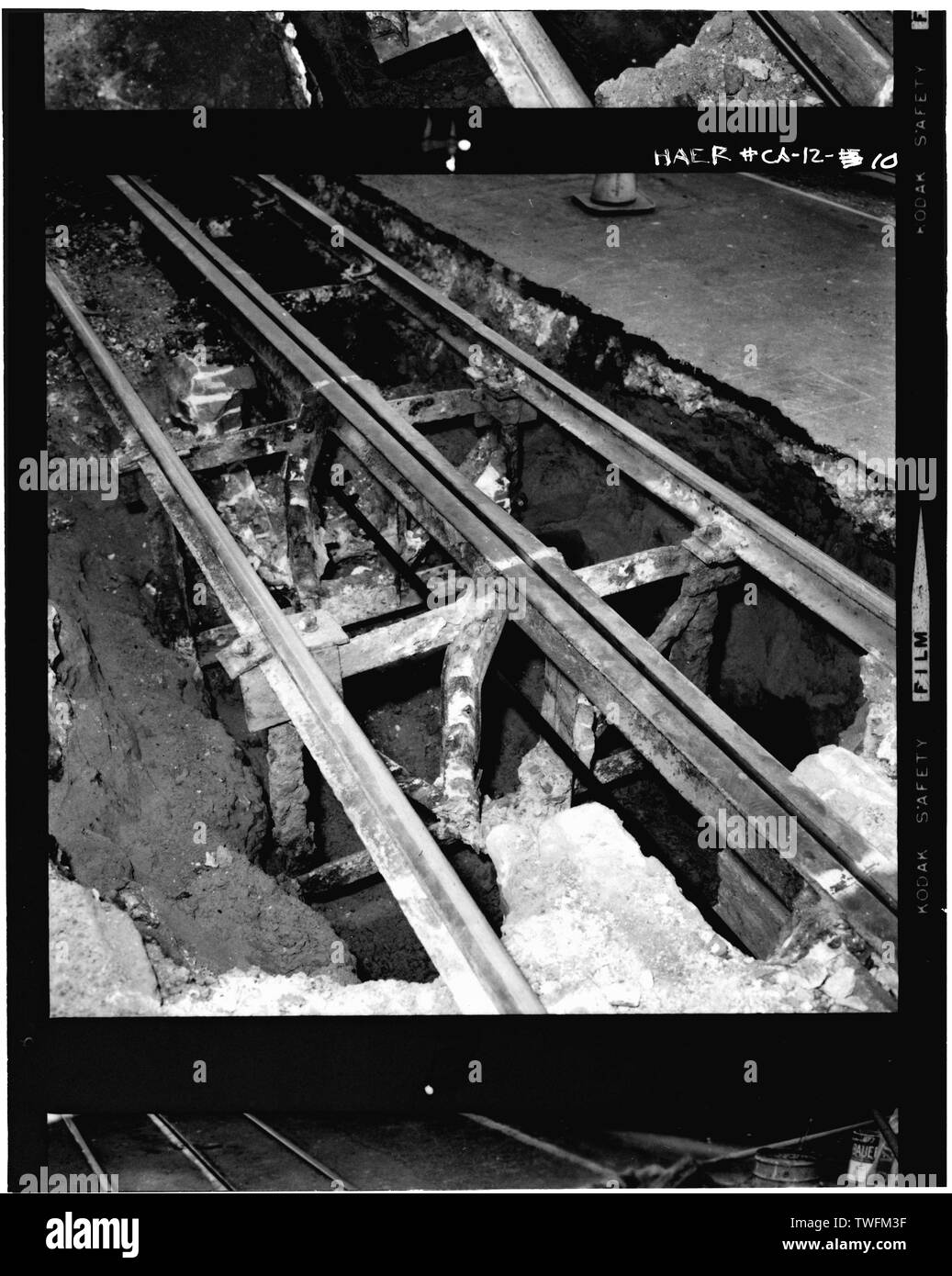 POWELL STREET WIEDERAUFBAU - Fotokopie des Oktober 1971 Foto zeigt eine Powell - Typ Gabel in der Straße. Foto auf der Powell Street in der Nähe von Ellis bei Reparaturarbeiten an der Wasserleitung entnommen. Hinweis Mauerwerk des ursprünglichen 1887 conduit Wände, und die Position des Steckplatzes, Schienen, Schiene, Schienen und Kabel in Beziehung zu den Gabeln. - San Francisco, Washington und Mason Street, San Francisco, San Francisco County, CA Stockfoto