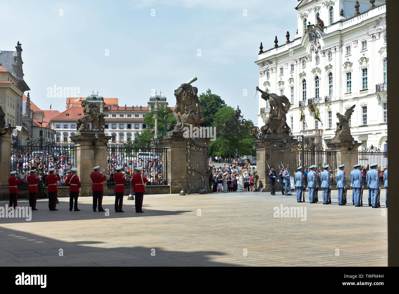 Den Wachwechsel Zeremonie am ersten Innenhof der Prager Burg, Prag, Tschechische Republik Stockfoto