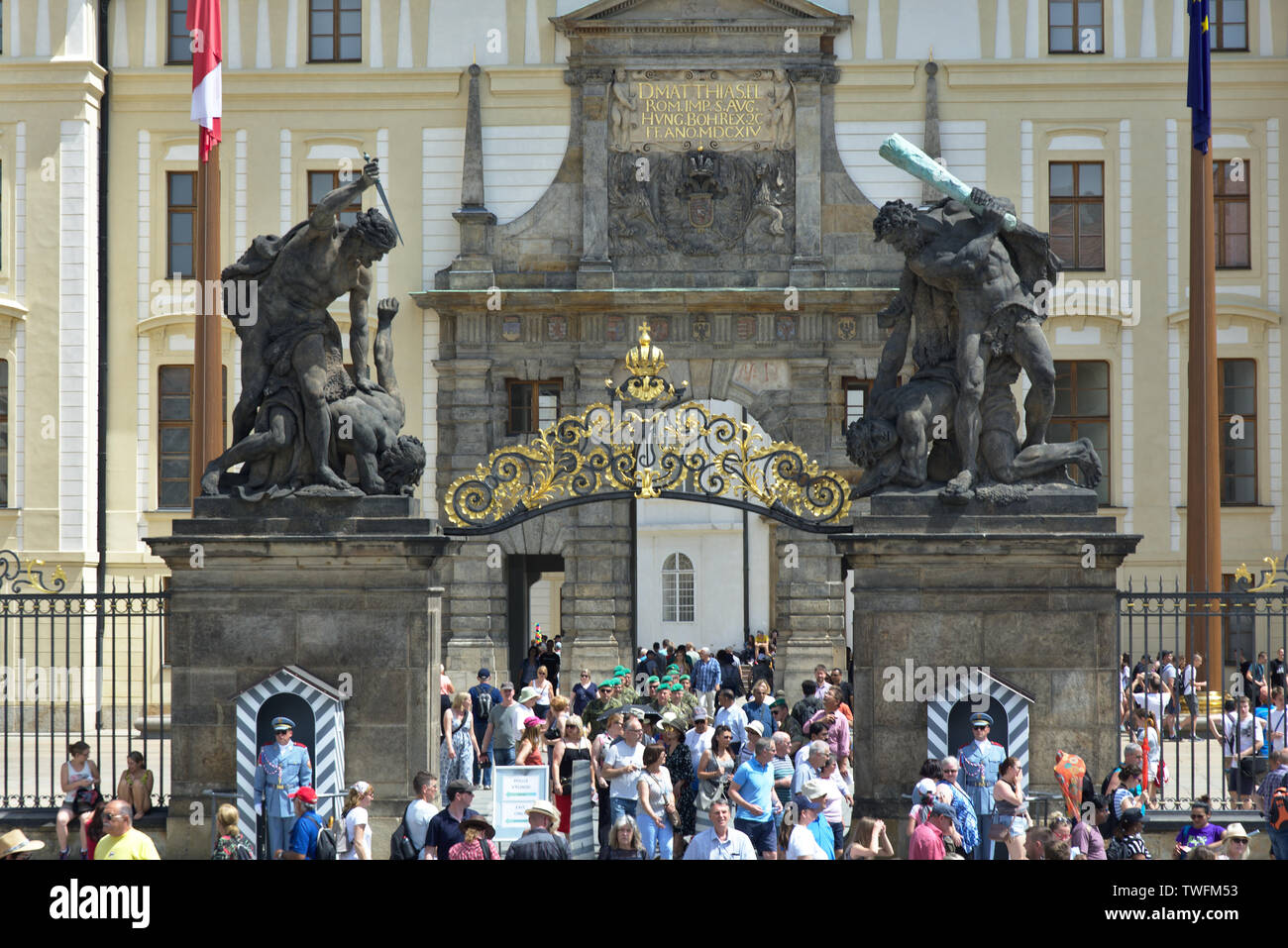 Blick auf Tor und ersten Innenhof mit Matthias Tor auf der Prager Burg, Prag, Tschechische Republik Stockfoto