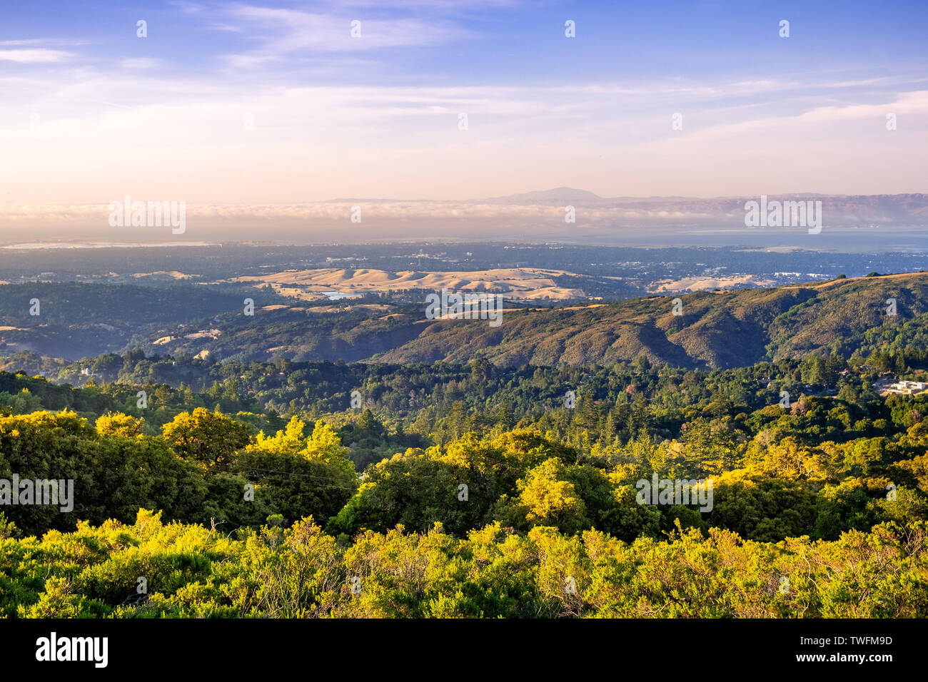 Sonnenuntergang vom Skyline Highway Richtung Stanford University, Palo Alto und Menlo Park, Silicon Valley, San Francisco Bay Area, Kalifornien Stockfoto
