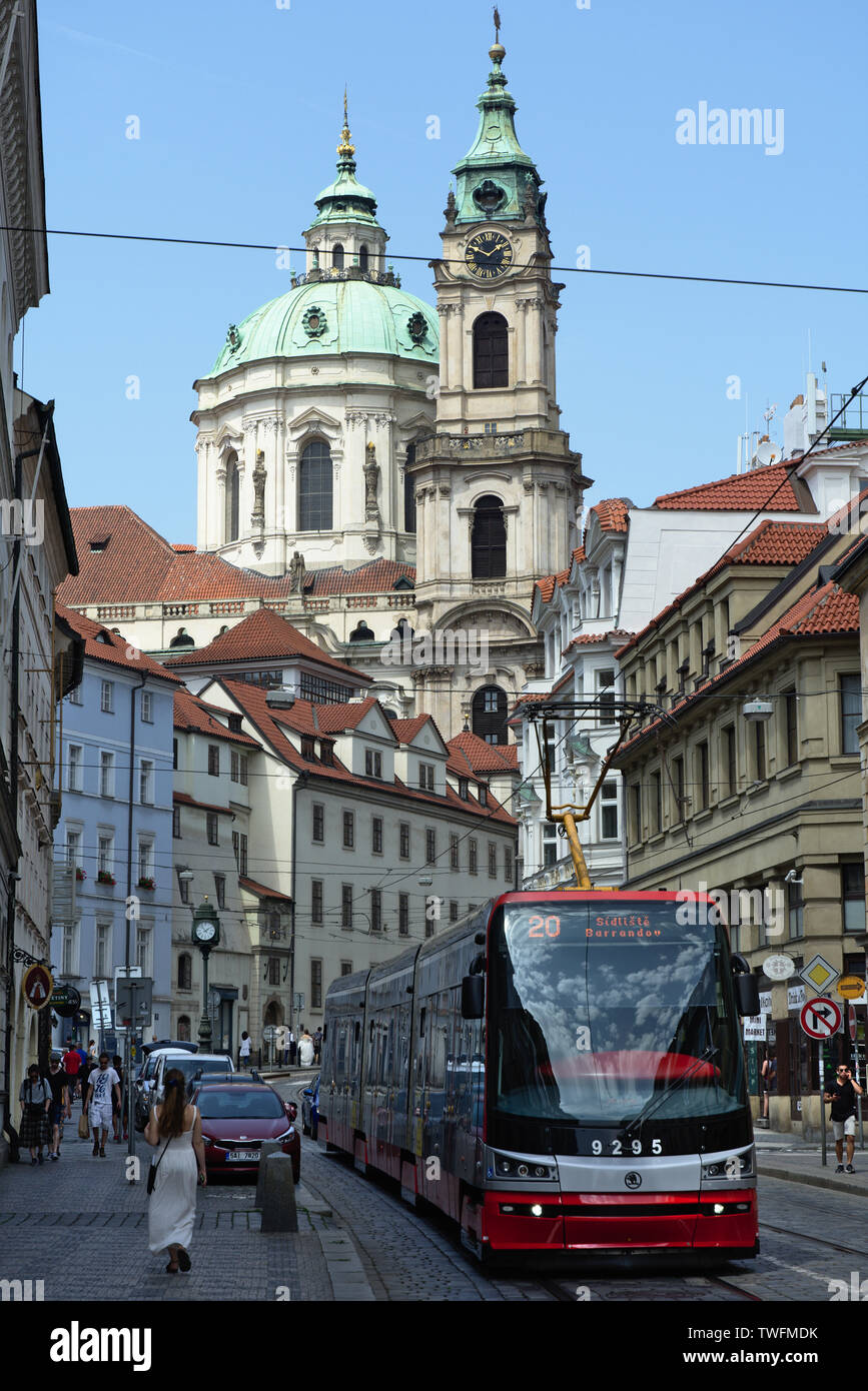 Städtische Landschaft bei Karmeliska Straße mit Straßenbahn und St. Nikolaus Kirche im Hintergrund auf der Kleinseite in Prag, Tschechische Republik Stockfoto