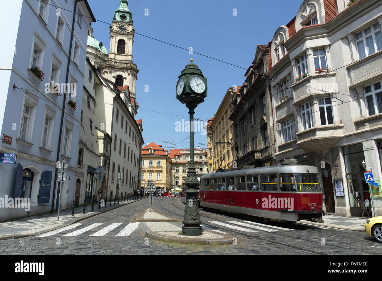 Städtische Landschaft bei Karmeliska Straße mit Straßenbahn und St. Nikolaus Kirche im Hintergrund auf der Kleinseite in Prag, Tschechische Republik Stockfoto