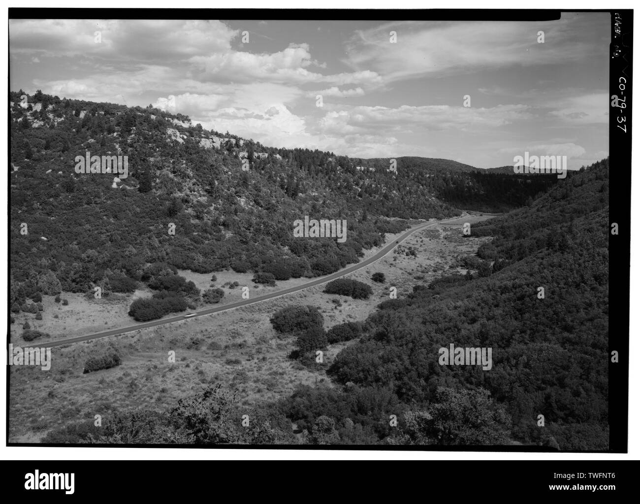 PRATER CANYON und Civilian Conservation Corps CAMP SITE VOM PRATER GRAD, GEGENÜBER E. GLEICHEN STANDORT DER KAMERA ALS Nr. 35 und Nr. 36. - Mesa Verde National Park Haupteingang Straße, Cortez, Montezuma County, CO Stockfoto