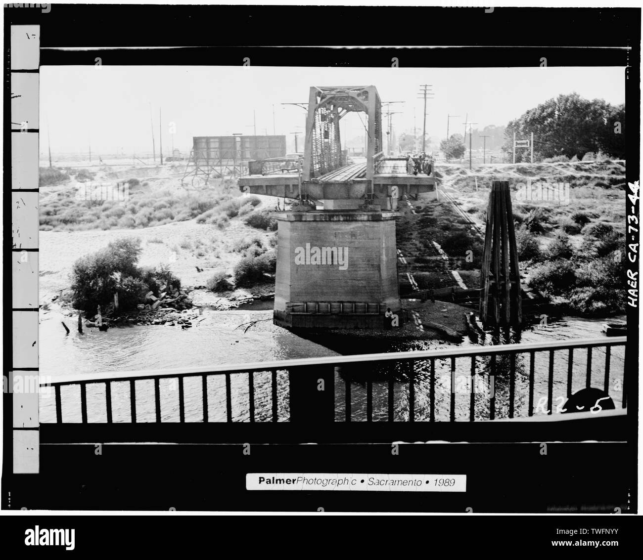 PRE-BAU FOTO, Blick nach Westen - Nordwesten in Yolo County VON DEN GEÖFFNETEN SCHWINGEN SPAN VON M Street Bridge, mid-1934-Sacramento River Bridge, Spanning Sacramento River an der California State Highway 275, Sacramento, Sacramento County, CA Stockfoto