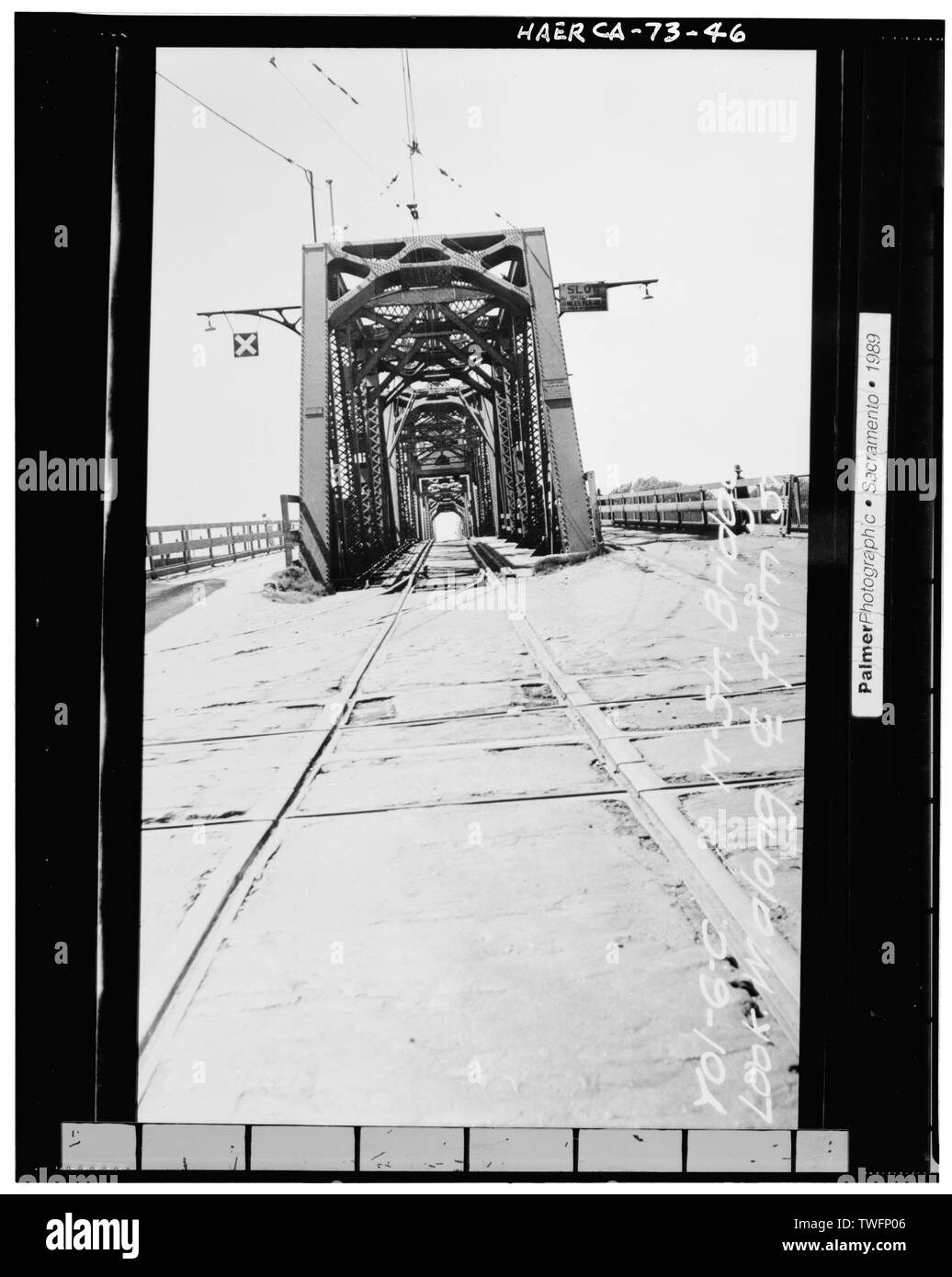 PRE-BAU FOTO, Blick nach Westen - Nordwesten entlang der Mittellinie der M STREET BRÜCKE VON DER FRONT STREET, mid-1934. Einzelne FAHRSPUREN WURDEN FREITRAGENDE VON DER AUSSENSEITE DER TRAVERSEN. - Sacramento River Bridge, Spanning Sacramento River an der California State Highway 275, Sacramento, Sacramento County, CA Stockfoto