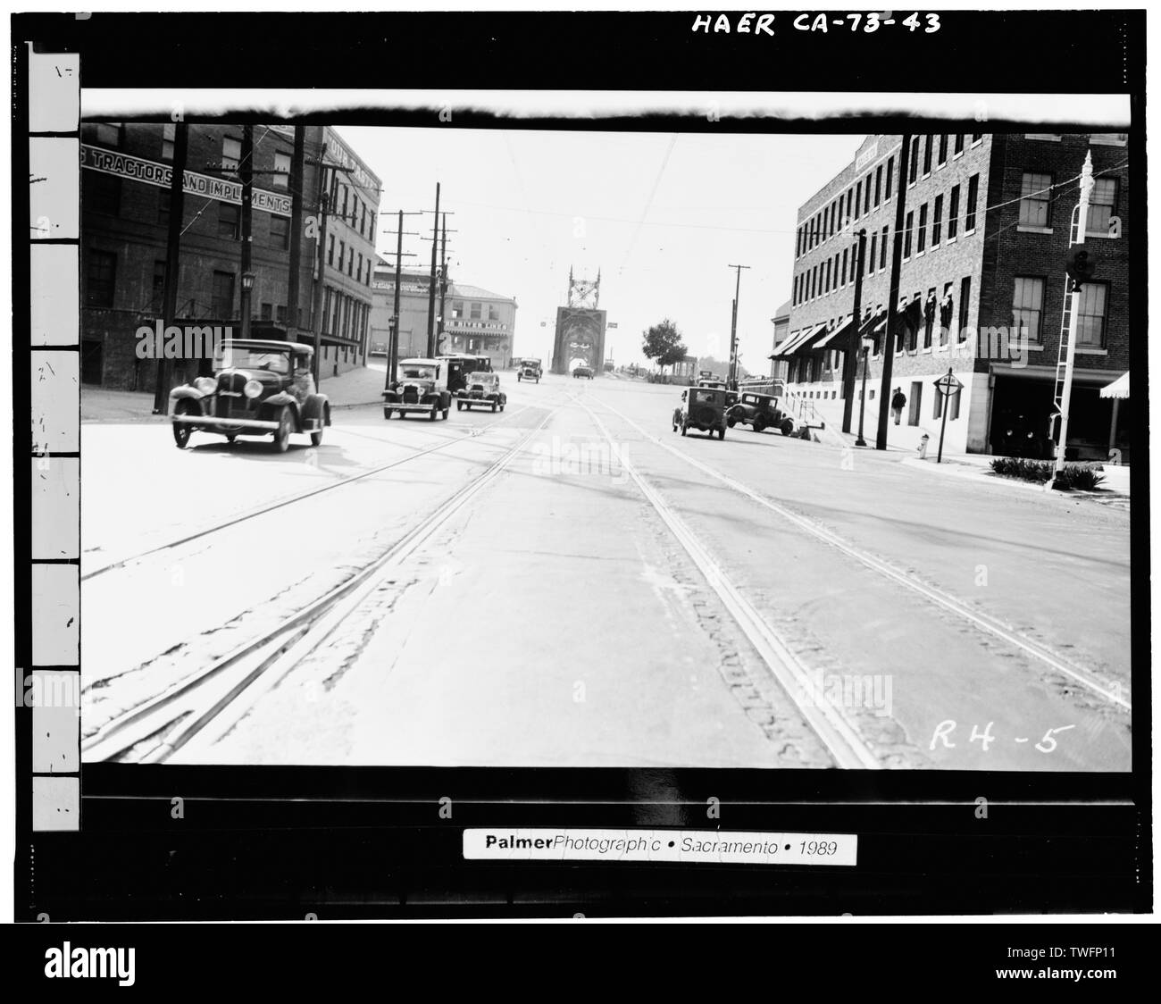 PRE-BAU FOTO, Blick nach Westen - Nordwesten entlang der M STREET IN SACRAMENTO IN RICHTUNG M Street Brücke, gebaut in 1911 DER NÖRDLICHEN elektrische Eisenbahn, die ERSETZT DURCH die Tower Bridge, mid-1934-Sacramento River Bridge, Spanning Sacramento River wird an der California State Highway 275, Sacramento, Sacramento County, CA. Stockfoto