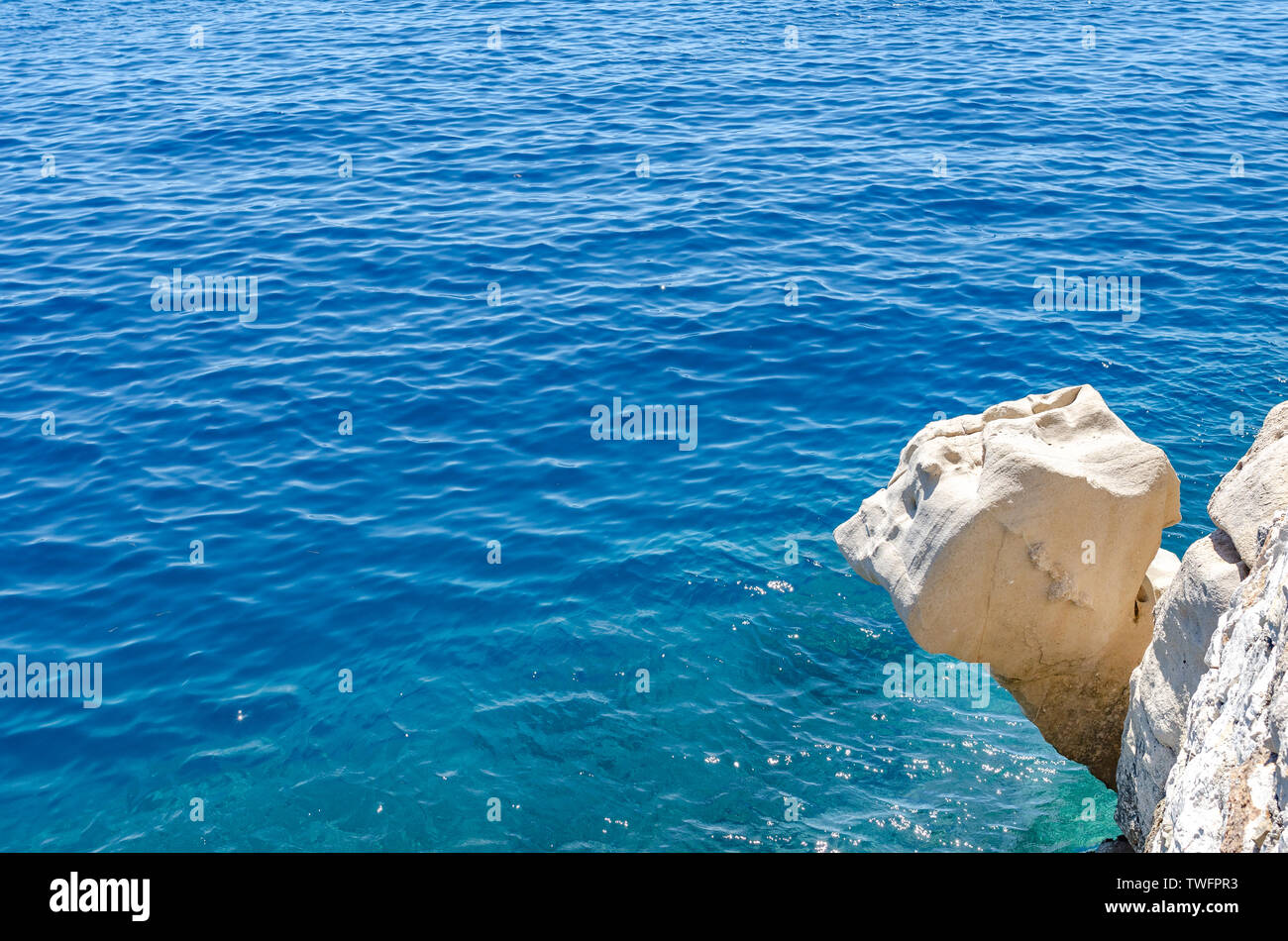 Stein Cliff oder Felsvorsprung über dem blauen Meer. Stockfoto