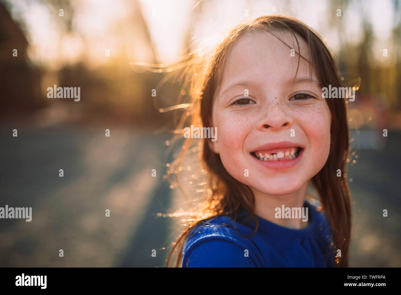 Porträt eines lächelnden Mädchen mit einem fehlenden Zahn Stockfoto