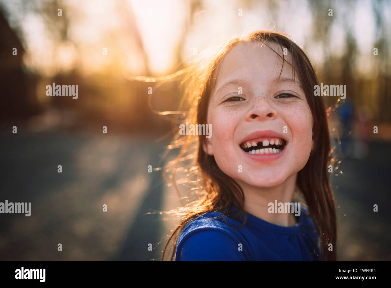 Porträt eines lächelnden Mädchen mit einem fehlenden Zahn Stockfoto