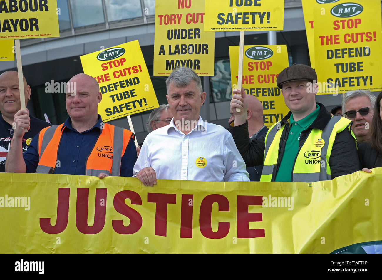 Mick Cash der Generalsekretär der RMT rail Union führt ein Protest außerhalb der City Hall in London. Stockfoto