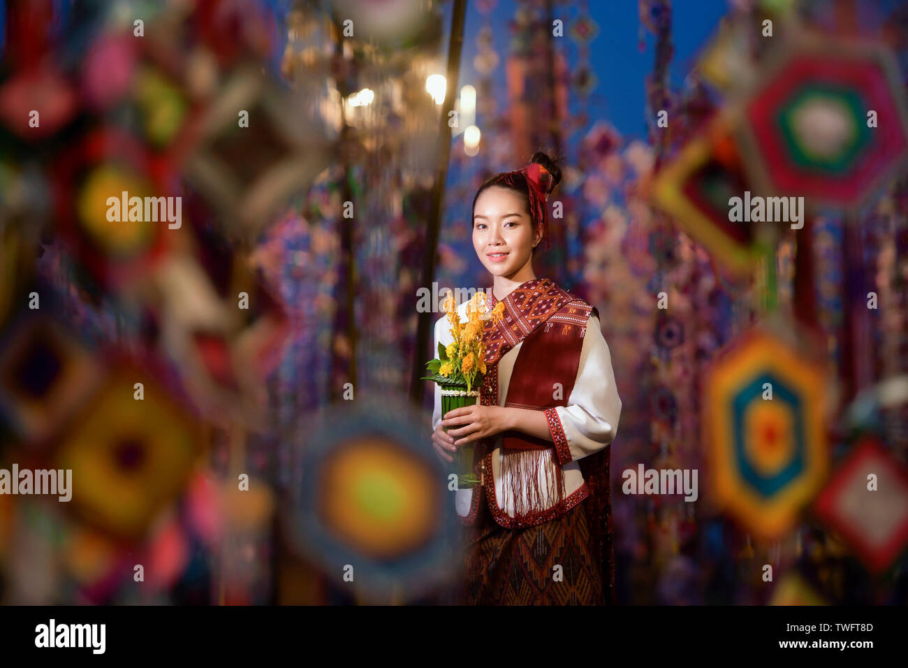 Porträt eines lächelnden Frau, die in einer traditionellen thailändischen Kostüm, Bangkok, Thailand Stockfoto