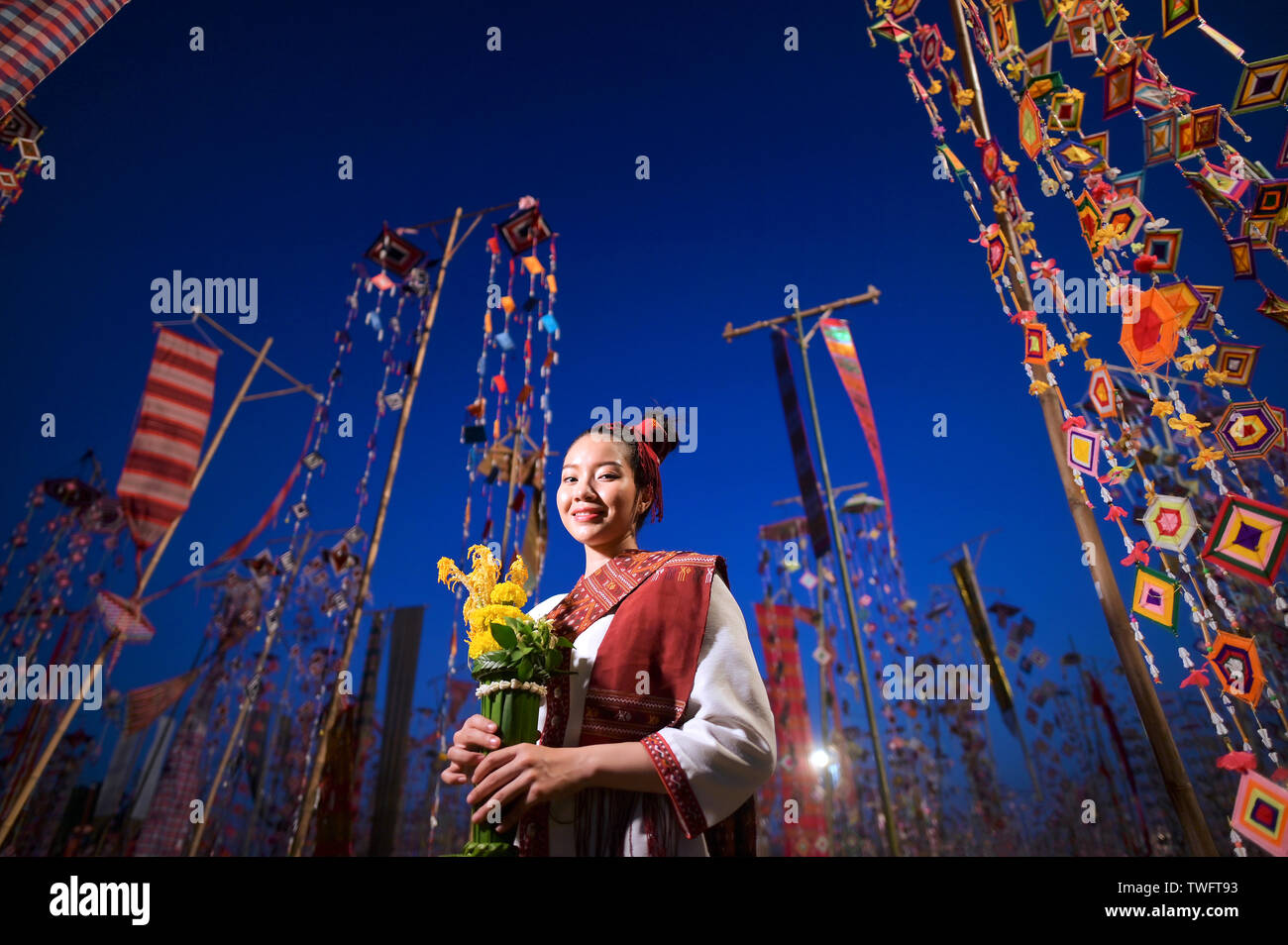 Porträt eines lächelnden Frau, die in einer traditionellen thailändischen Kostüm, Bangkok, Thailand Stockfoto