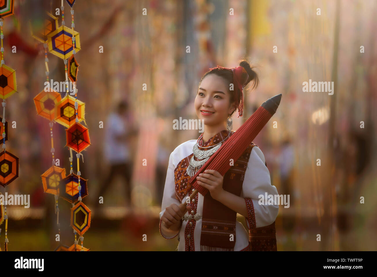Porträt eines lächelnden Frau, die in einer traditionellen thailändischen Kostüm, Thailand Stockfoto