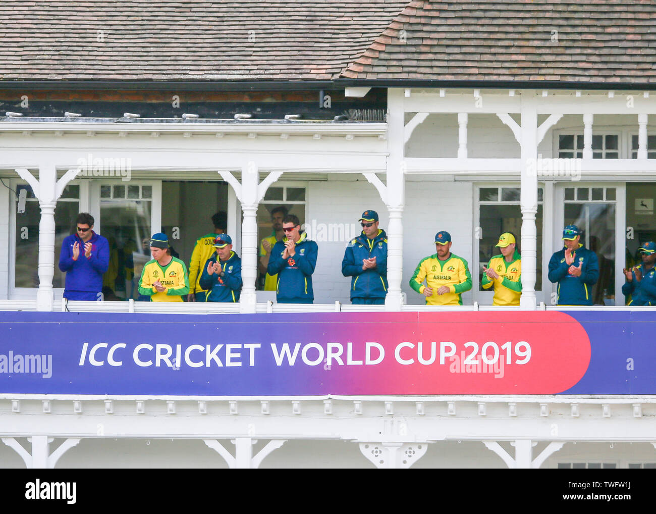 Trent Bridge, Nottingham, UK. Juni, 2019 20. ICC World Cup Cricket, Australien, Bangladesch, die australische Mannschaft applaudieren David Warner von Australien, nachdem er für 166 Credit wird zurückgewiesen: Aktion plus Sport/Alamy leben Nachrichten Stockfoto