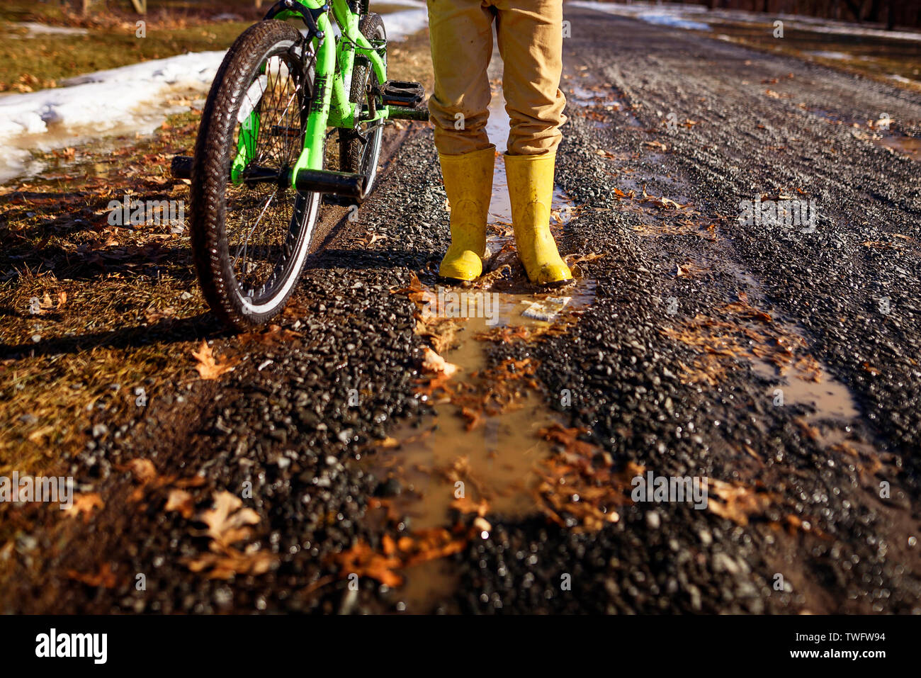 Nahaufnahme eines Jungen tragen Gummistiefel auf seinem Fahrrad, United States Stockfoto
