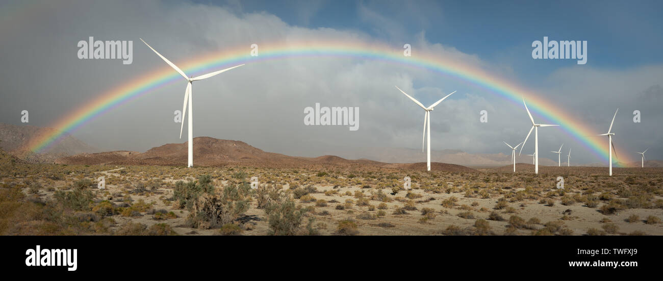 Regenbogen über Windmühlen, Imperial County, Kalifornien, USA Stockfoto