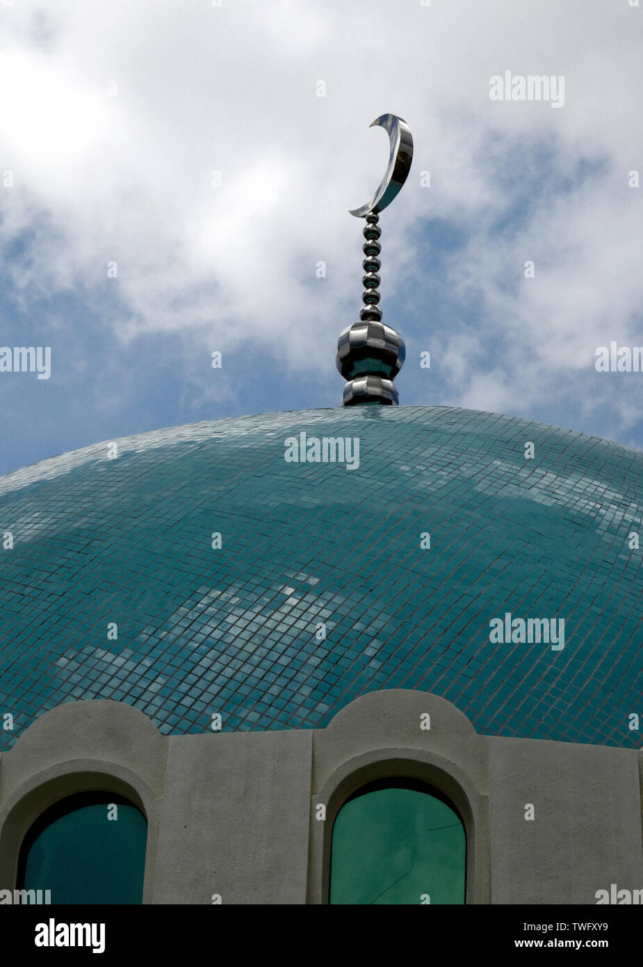 Die neue Kuppel des schwimmende Moschee, der alten Indischen islamischen Moscheen über den Fluss Sarawak, Kuching, Malaysia verschoben Stockfoto