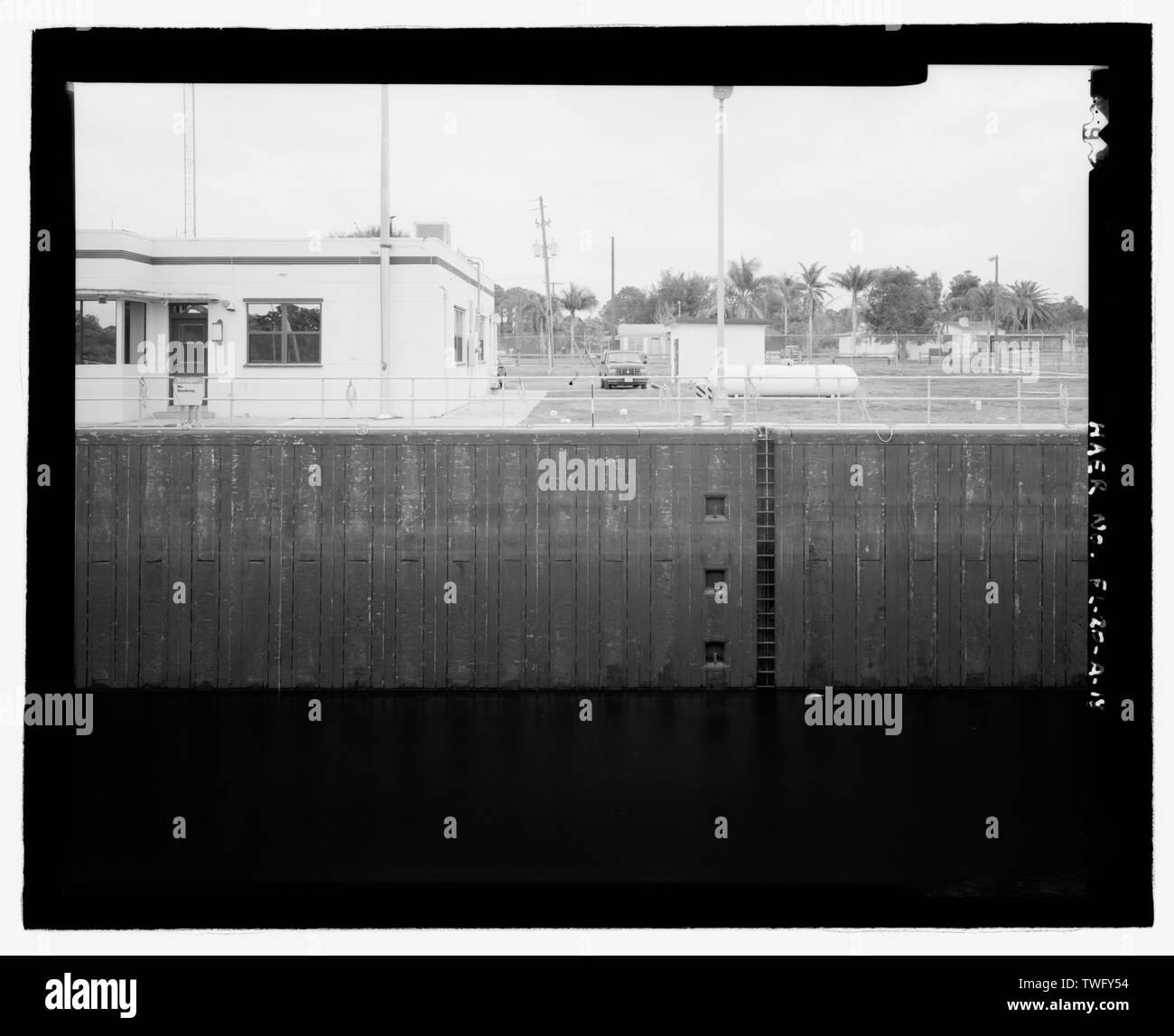 Planare Blick auf innere Südostseite von Lock Wall, Mitte (westlichen) Teil des Schlosses, Kontrolle Haus auf der linken Seite, Blick nach Südosten - St. Lucie Canal, St. Lucie Nr. 1, St. Lucie, Kreuz, Kanal, Okeechobee Intracoastal Waterway, Stuart, Martin County, FL Stockfoto