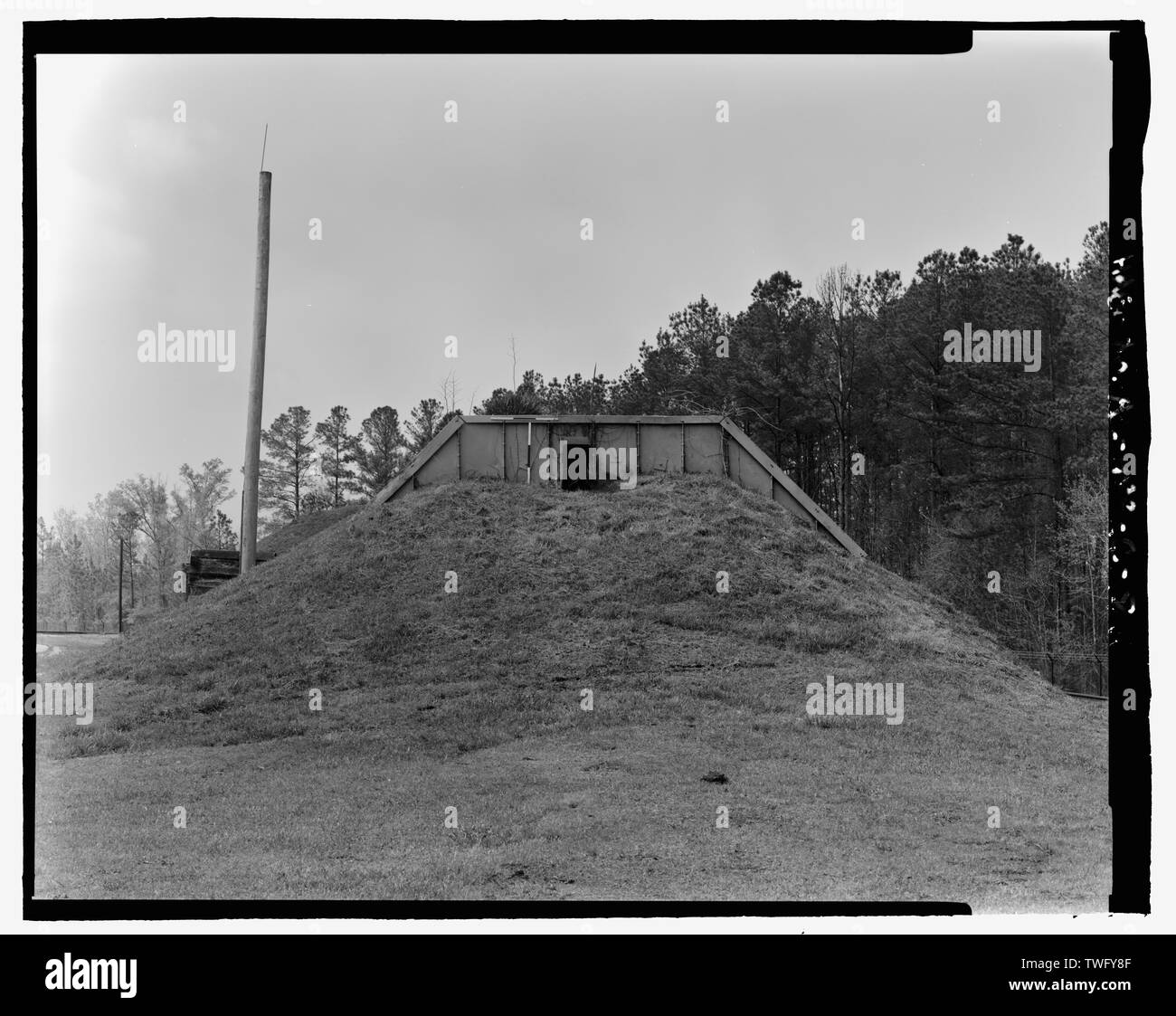 Planare Ansicht des hinteren (Nordosten) Seite, Blick nach Südwesten, mit Scale-Fort McClellan Munition Lagerbereich, Gebäude Nr. 4408, Second Avenue (Magazin), Anniston, Calhoun County, AL Stockfoto