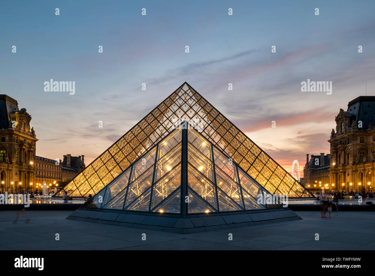 Der Louvre Pyramide bei Sonnenuntergang Stockfoto Der Louvre Pyramide bei Sonnenuntergang Stockfoto