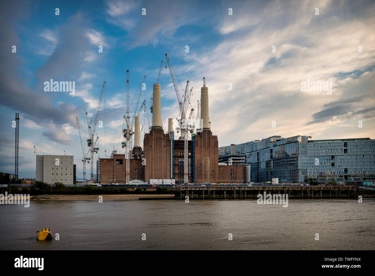 Battersea Power Station auf der Themse Stockfoto