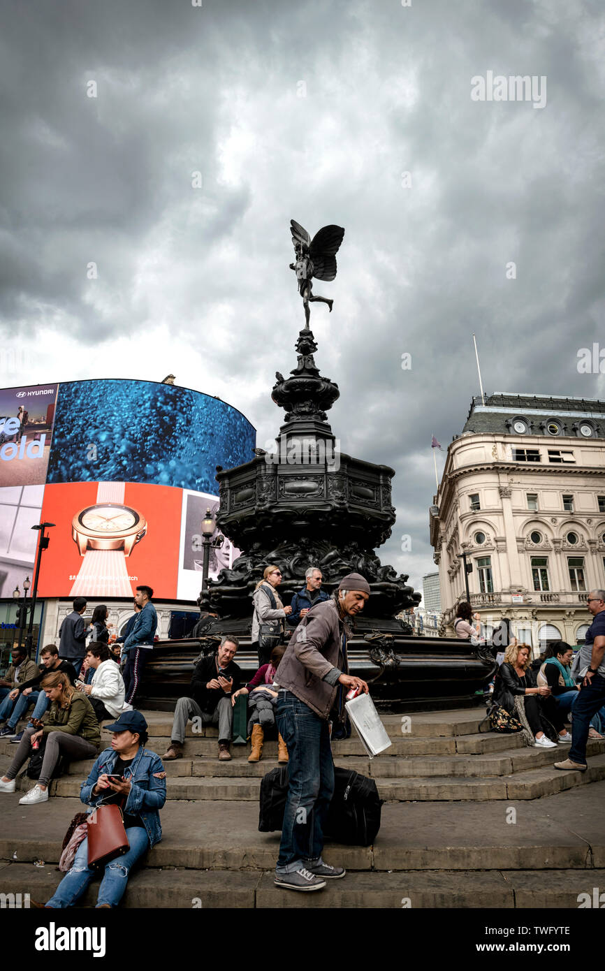 Leute an der Statue am Piccadilly Circus. Stockfoto Leute an der Statue am Piccadilly Circus. Stockfoto
